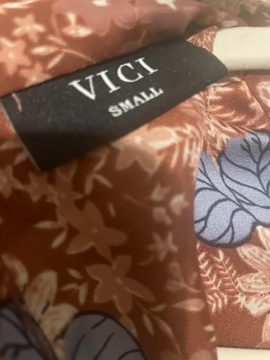 NWT- Vici Satin Foster Keyhole with light blue, navy, cream, rust florals. - Picture 3 of 7